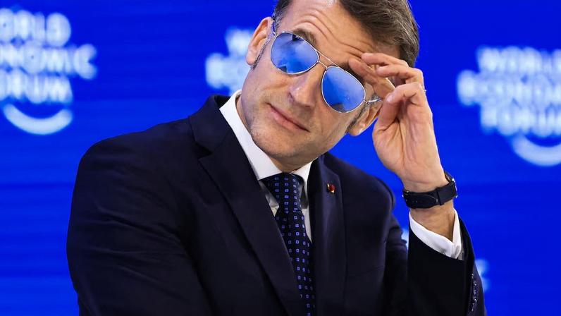 Emmanuel Macron, no Fórum Econômico Mundial: presidente francês usou os óculos após enfrentar o que descreveu como um problema benigno, porém pouco estético. (Foto: Krisztian Bocsi/Bloomberg)