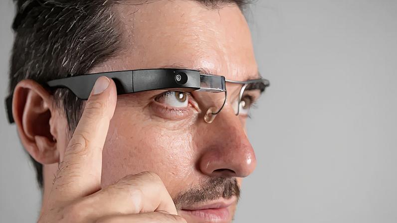 Óculos inteligentes e dispositivos vestíveis complementares estão surgindo como ferramentas do dia a dia que transformam cenas visuais em som e tato, proporcionando às pessoas cegas ou com baixa visão maior independência e confiança