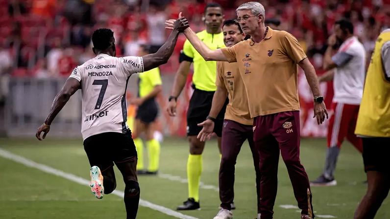 Mendoza comemora gol com Odair Hellmann em Inter 0x1 Athletico. Foto: Maxi Franzoi/Agif/Gazeta Press