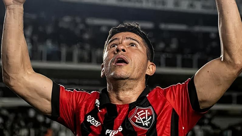 Atacante Osvaldo em ação pelo Vitória em jogo do Campeonato Brasileiro de 2025