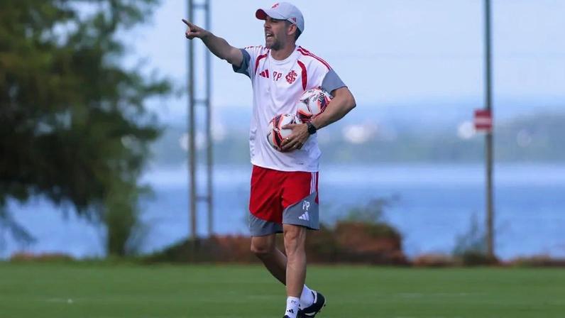 Técnico Paulo Pezzolano em treino no CT Parque Gigante (Foto: Ricardo Duarte/SC Internacional)
