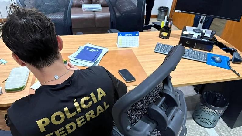 A ação, batizada de Operação Barco de Papel, cumpre quatro mandados de busca e apreensão na capital fluminense. Foto: Divulgação PF