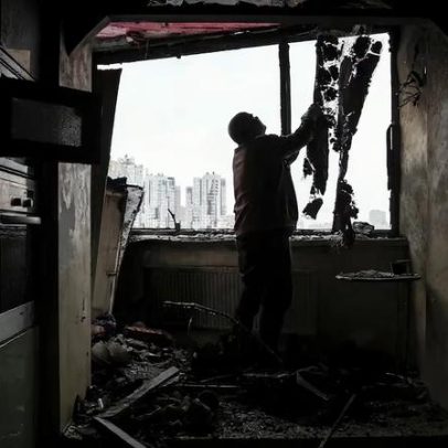 Habitantes de Kyiv enfrentam frio após ataque russo que abriu apartamentos