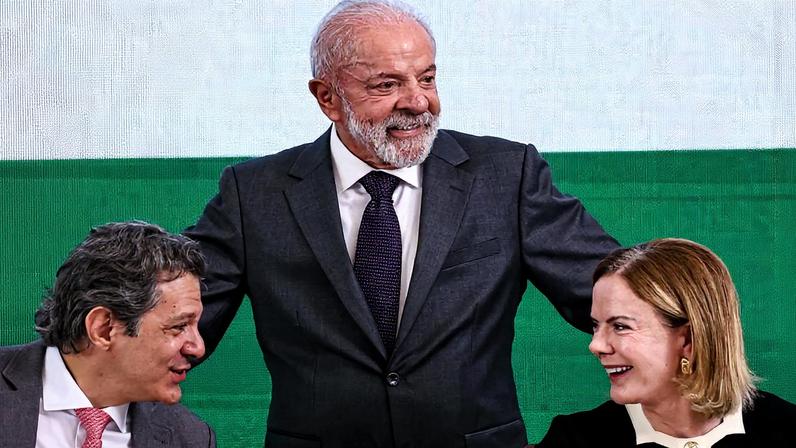 O presidente Lula, o ministro da Fazenda, Fernando Haddad, e a ministra de Relações Institucionais, Gleisi Hoffmann, em 4 de dezembro de 2025. Foto: Marcelo Camargo/Agência Brasil