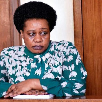 Tribunal de Uganda concede fiança a ativista de direitos