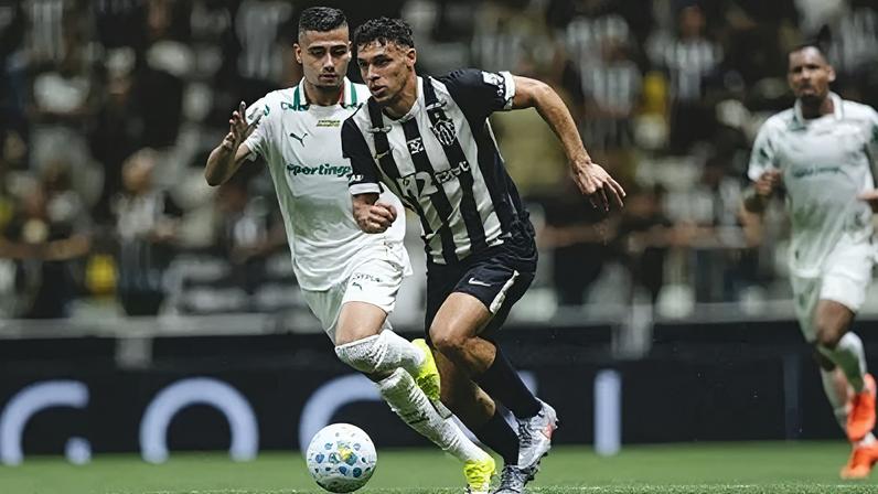 Disputa de bola em Atlético-MG x Palmeiras
