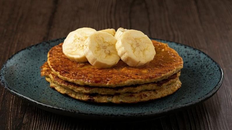 Panqueca proteica com banana e canela (Imagem: WS-Studio | Shutterstock)