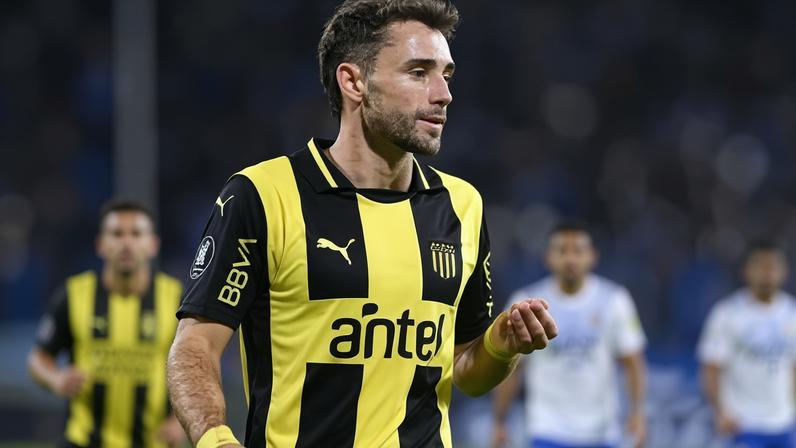 Pedro Milans atuando pelo Peñarol