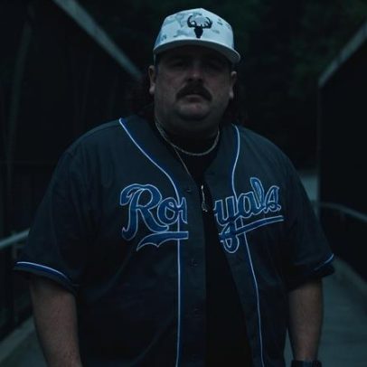 Cantor country Bryan Andrews afirma não buscar ser o Toby Keith da esquerda
