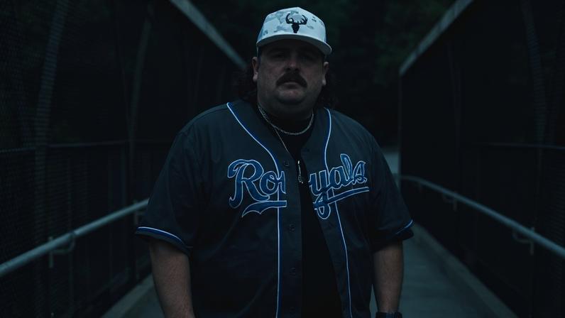 Cantor country Bryan Andrews afirma não buscar ser o Toby Keith da esquerda