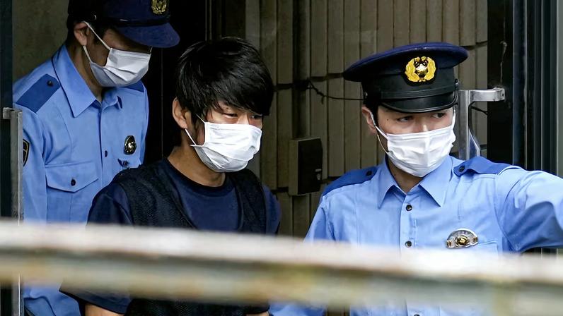 Tetsuya Yamagami es escoltado por agentes de policía en Nara, al oeste de Japón, el 10 de julio de 2022.