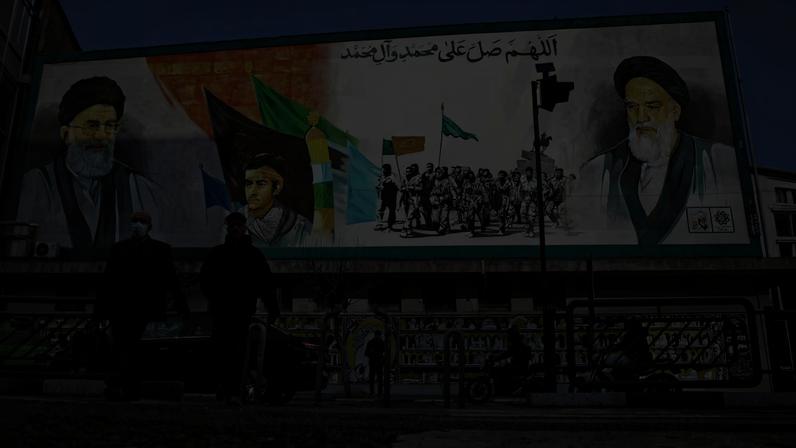 Un mural con las imágenes del líder supremo iraní, el ayatolá Alí Jamenei, y el difunto ayatolá Ruhollah Jomeini, en Teherán, este martes.