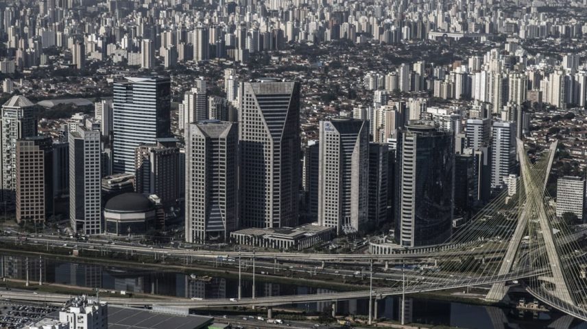 Vista aérea do centro empresarial da região da Berrini, em São Paulo: grupos familiares brasileiros avançam em profissionalização (Foto: Paulo Fridman/Bloomberg)