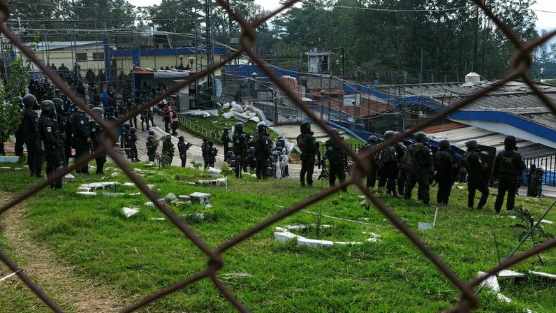 Riot police enter Zone 18 prison during gang violence following prison riots that left several police officers dead, in Guatemala City, Guatemala, January 18, 2026. REUTERS/Josue Decavele