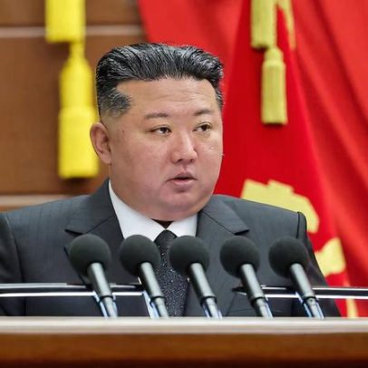 Kim visita esculturas para memorial de soldados que morreram na Ucrânia