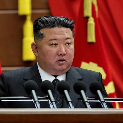 Kim da Coreia do Norte visita memorial de soldados mortos em missão na Rússia