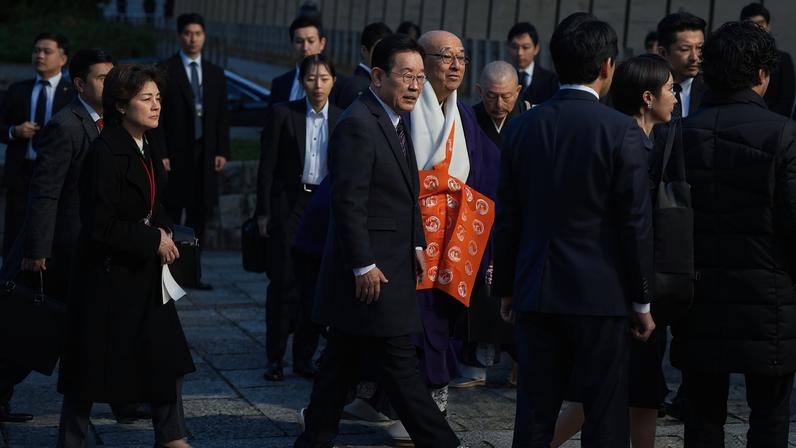 Takaichi e Lee encerram primeiro dia da cúpula com sessão de tambores
