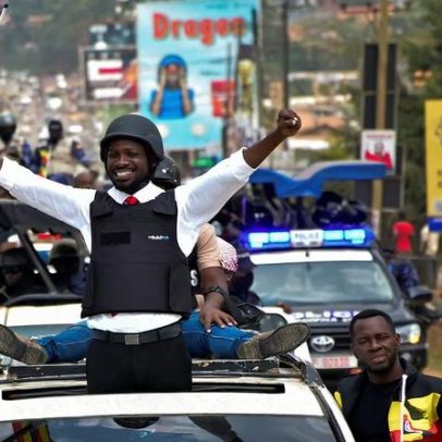 Pop star Bobi Wine mira a presidência de Uganda apesar da violência de campanha
