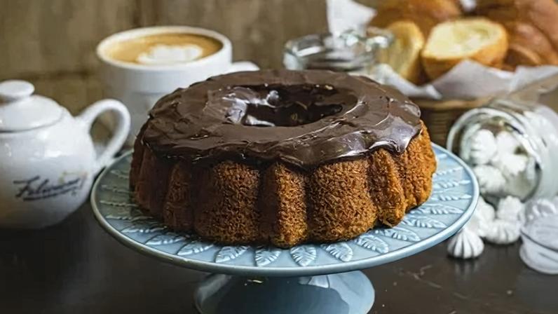 Aprenda a fazer o bolo de cenoura da Feliciana Pães