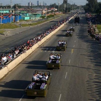 Cubanos protestam contra EUA e imperialistas diante da embaixada em Havana