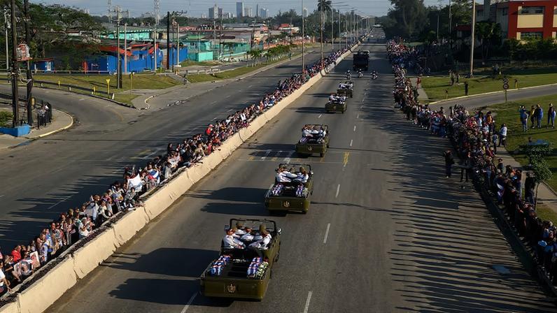 Cubanos protestam contra EUA e imperialistas diante da embaixada em Havana