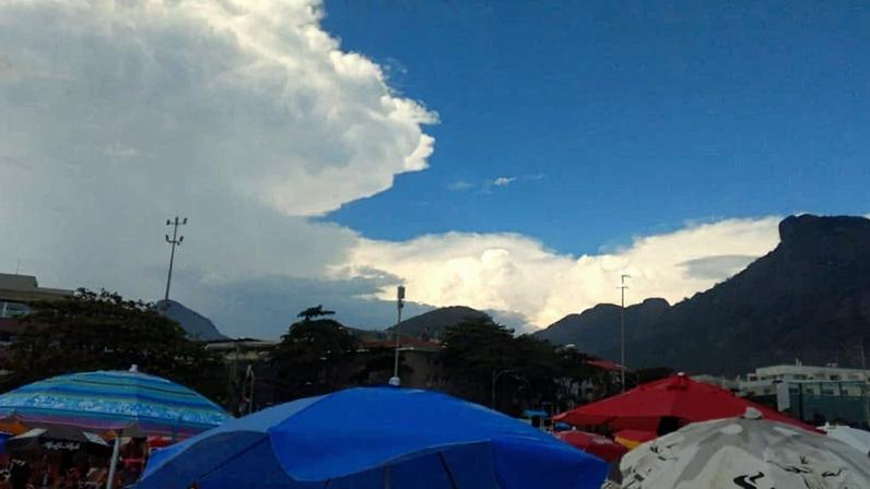 Nuvens carregadas voltam a se formar sobre o Rio de Janeiro e provocam pancadas de chuva, que aliviam o calor (Foto: Rio de Janeiro, RJ, Andrea Pinheiro)
