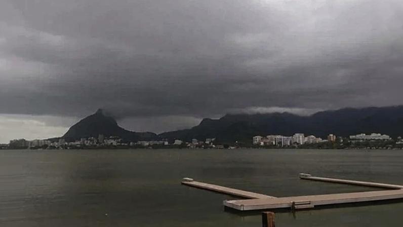 Avanço de nova e forte frente fria coloca litoral de São Paulo e Rio de Janeiro em alerta para chuva volumosa e transtornos.