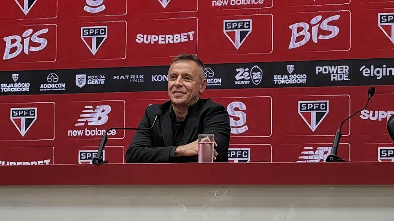 Rafinha é apresentado pelo São Paulo no MorumBIS