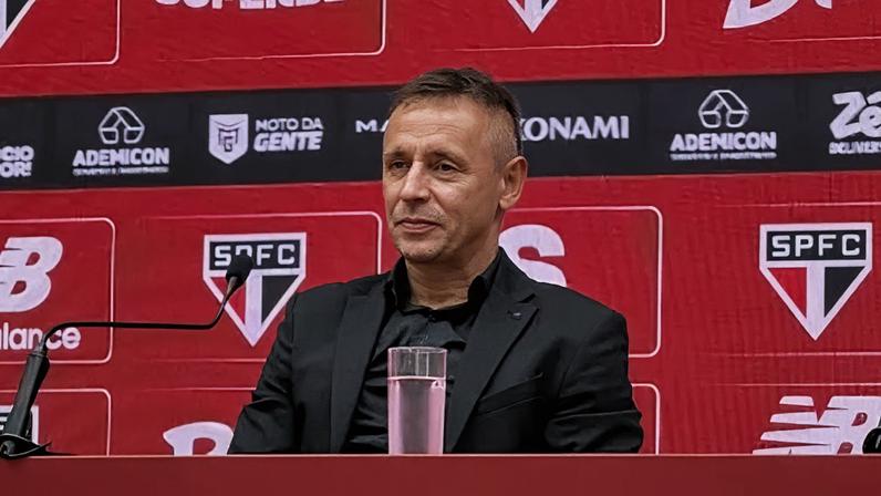 Rafinha é apresentado pelo São Paulo no MorumBIS