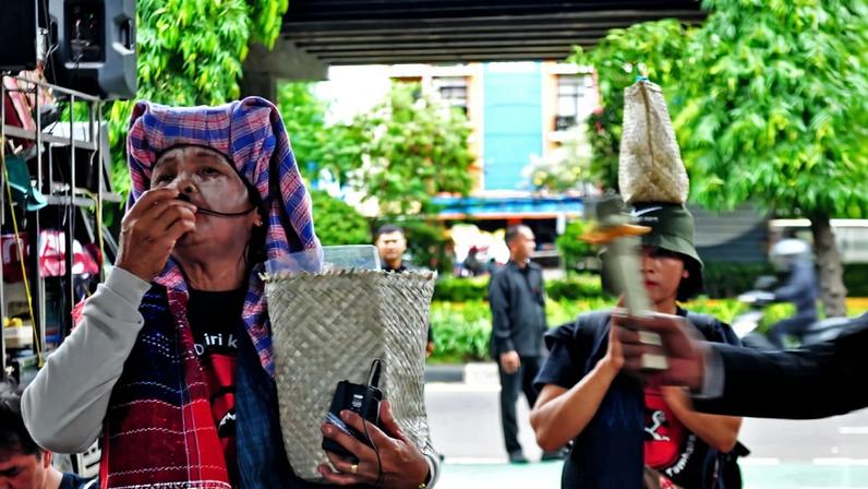 Rainim Purba gives a speech and attempts to climb a fence during a protest urging the ministry of environment to revoke PT DPM’s environmental permit in Jakarta, May 2025.