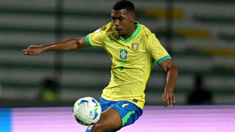 Rayan com a camisa da Seleção Brasileira no Sul-Americano Sub-20 (Foto: Juan Barreto/AFP)