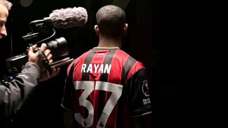 Rayan é apresentado pelo Bournemounth (Foto: Divulgação)