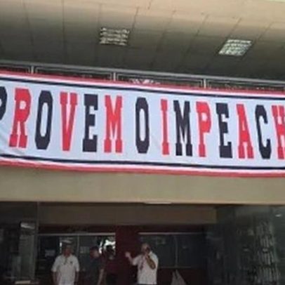 Sócios do São Paulo pedem impeachment de Casares em protesto