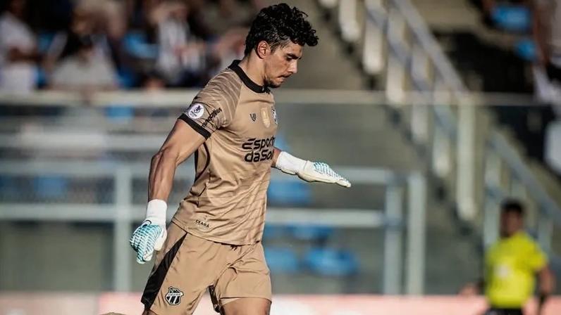 Richard, goleiro do Ceará, em partida contra o Iguatu (Foto: Samuel Andrade)