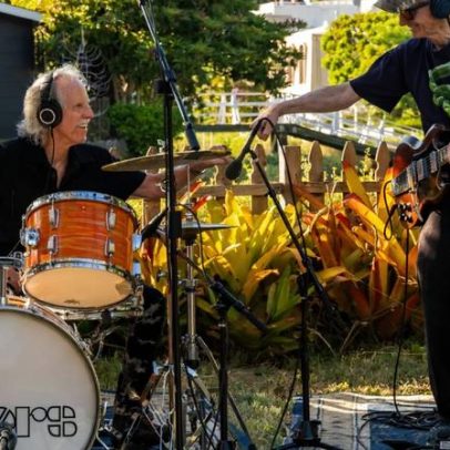 Robby Krieger e John Densmore tocam Riders on the Storm com artistas globais