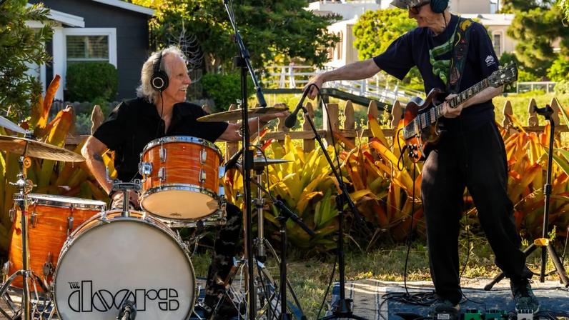 Robby Krieger e John Densmore tocam Riders on the Storm com artistas globais