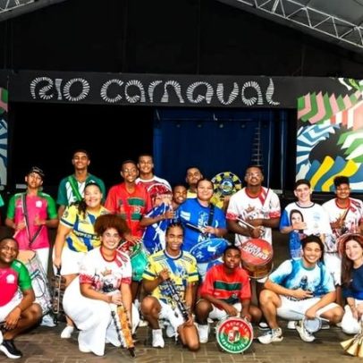 Hino nacional é executado por bateria e jovens ritmistas na final do Rio Open