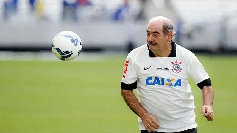 Rivellino em ação pelo Corinthians no Parque São Jorge, símbolo da técnica e da canhota histórica do Reizinho do Parque. (Rodrigo Coca/Ag. Corinthians)