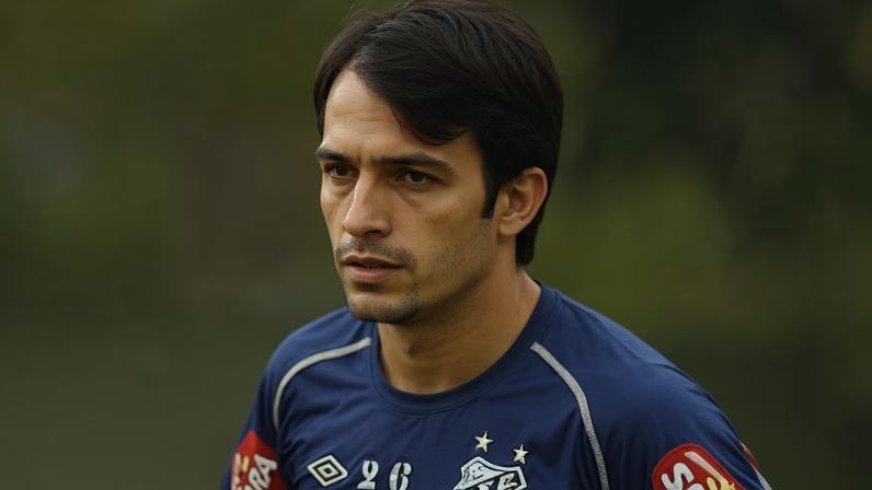 Roberto Brum em ação pelo Santos durante a temporada de 2010, ano das conquistas do Campeonato Paulista e da Copa do Brasil. (Santos)