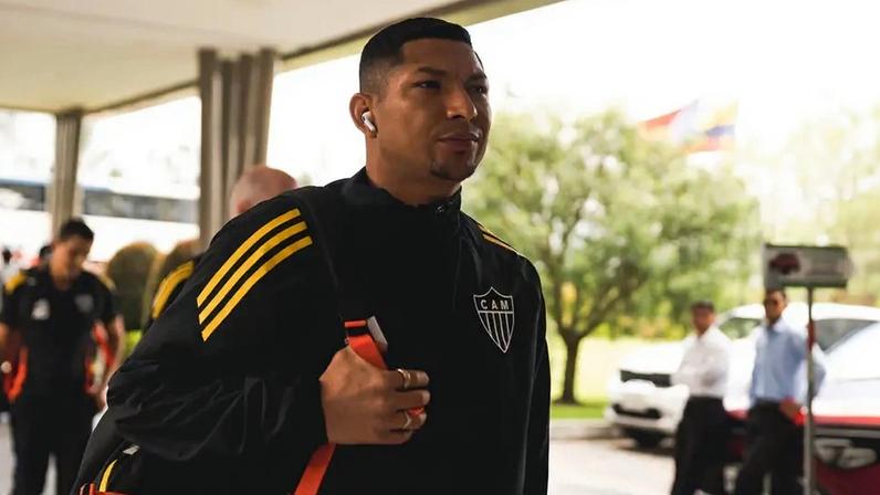 Rony na chegada a Quito para partida contra o Del Valle (Foto: Pedro Souza)