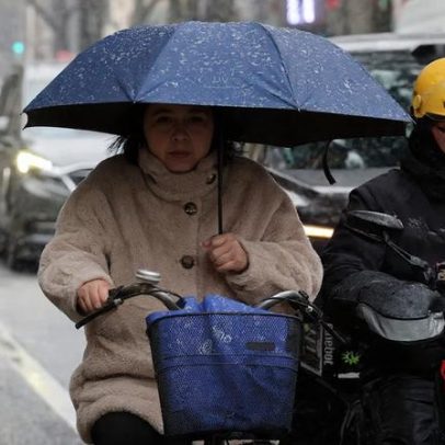 Onda de frio traz neve rara a Xangai