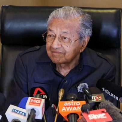 Ex-PM da Malásia Mahathir, 100 anos, hospitalizado após fratura no quadril