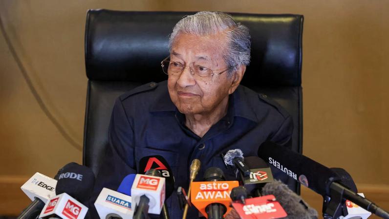 Former Malaysian Prime Minister Mahathir Mohamad holds a press conference at Putrajaya, Malaysia December 10, 2024. REUTERS/Hasnoor Hussain/File Photo