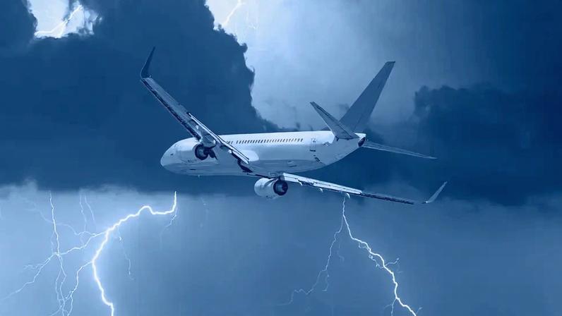 Imagem de um avião comercial branco voando diante de uma tempestade com raios.