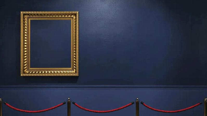 Imagem de uma sala de museu pintada de azul marinho, expondo um quadro de moldura dourada sem tela. A frente, vê-se cordas vermelhas de segurança.