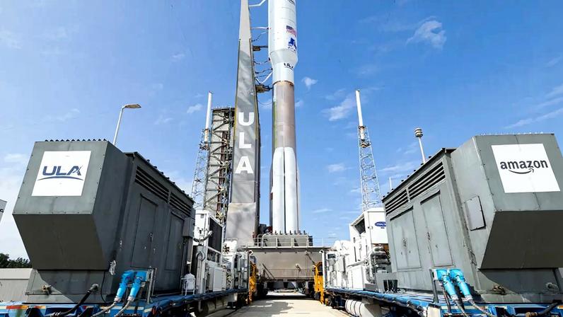 Imagem de um foguete na plataforma de lançamento.