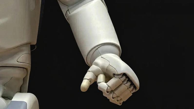 Close up de uma mão robótica "macia" com sensores táteis, desenvolvida pelo Laboratório de Robótica Macia da Universidade de Oxford, segura uma maçã. Vídeo: Instituto de Robótica de Oxford.