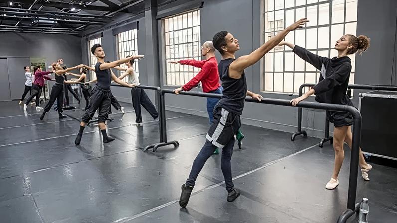 Alunos da São Paulo Escola de Dança, na Luz