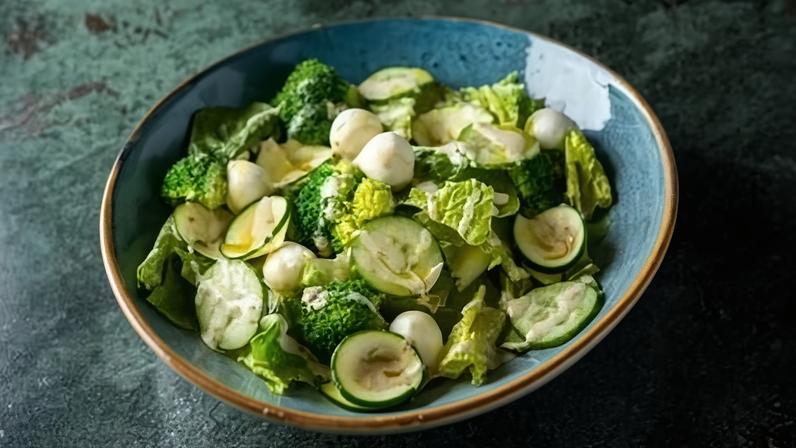 Saladas ricas em proteínas: 5 receitas leves e nutritivas para o almoço