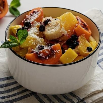Salada de frutas com 6 receitas criativas e refrescantes para o verão